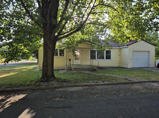 611 S Harrison Ave, Aurora, MO 65605