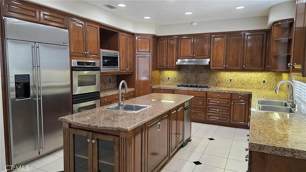 5 bed, 4.5 bath, 4112 sqft, $7,500 — Photo 2