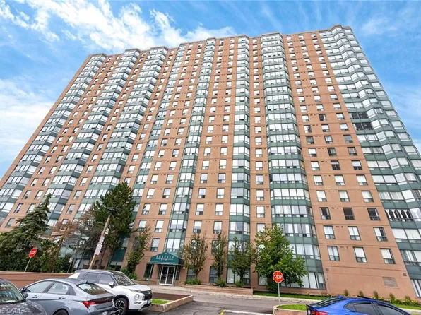 135 Hillcrest Ave #2009, Mississauga, ON L5B 4B1