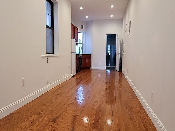 2nd image of 312 E 9th St APT 5
