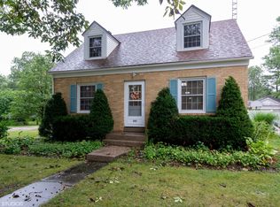 527 W 2nd St, Genoa, IL 60135