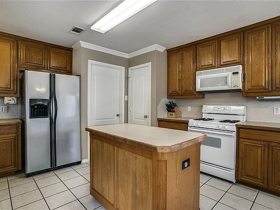 5th image of 2220 Park Hurst Dr