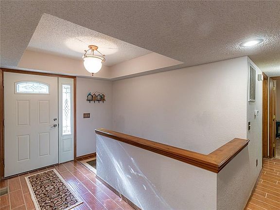 4th image of 12 Glenbarr Cir