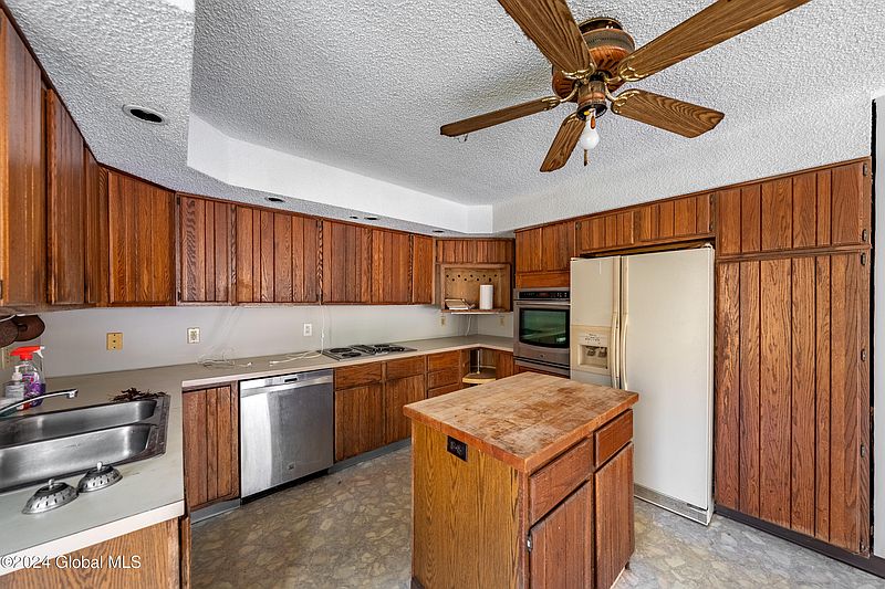 5th image of 346 Maple Avenue