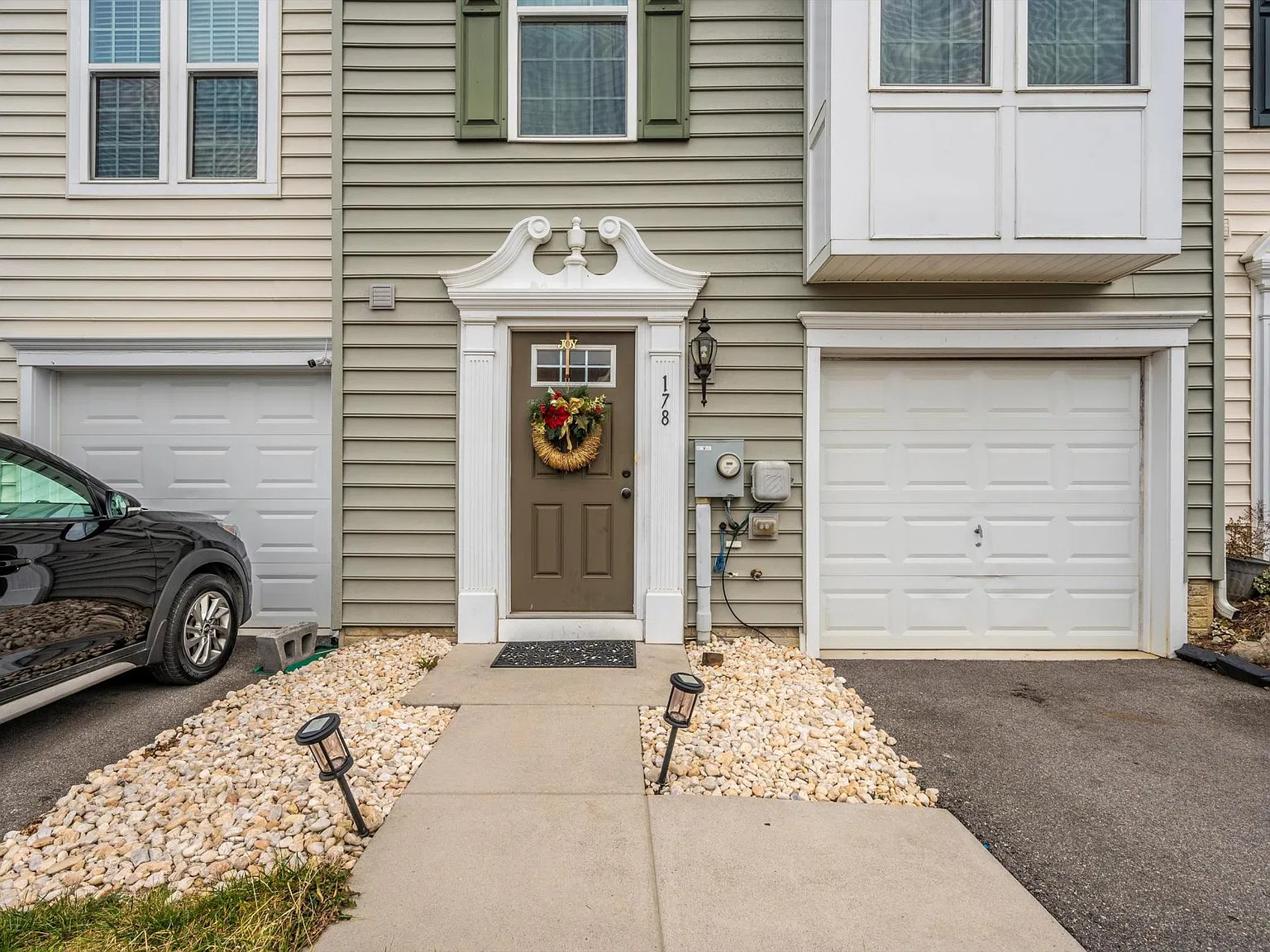 3 bed, 2.5 bath, 1931 sqft, $1,900 — Photo 1