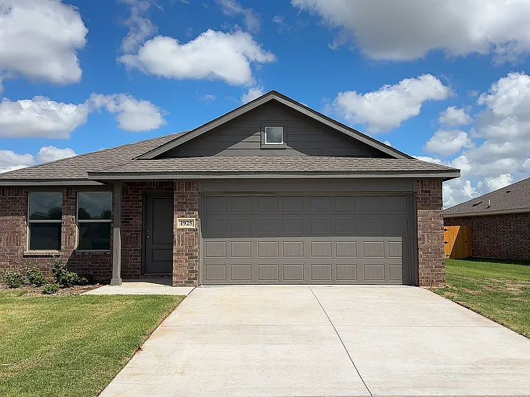 1925 Honey Locust Dr — Photo 1
