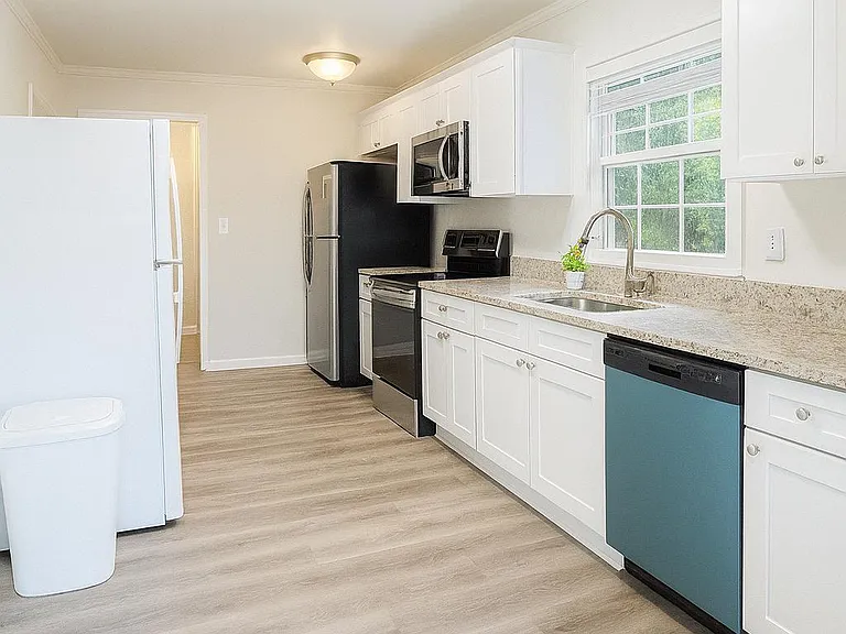 Parkview Dr — Photo 5