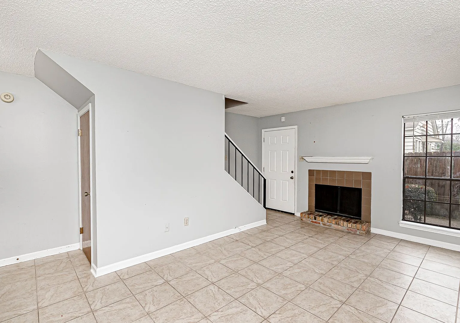 2 Bedroom Townhouse in Mid City — Photo 2