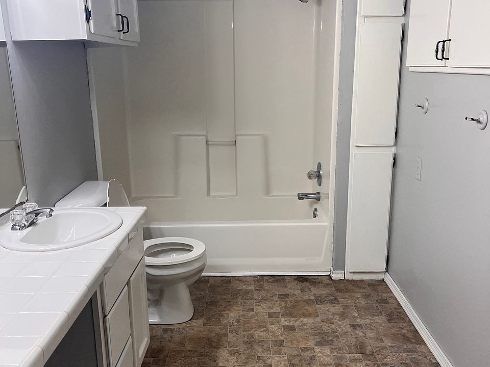 2nd image of 25 W Chicago St