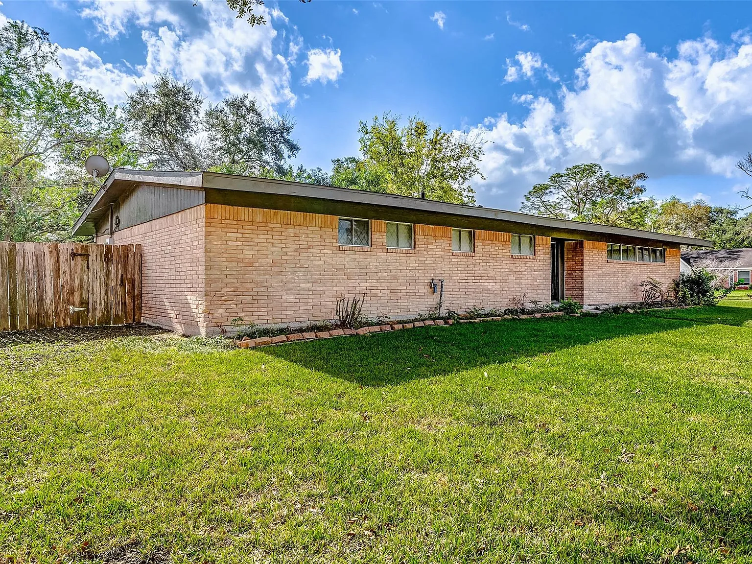 4 bed, 2.0 bath, 2130 sqft, $2,195 — Photo 1