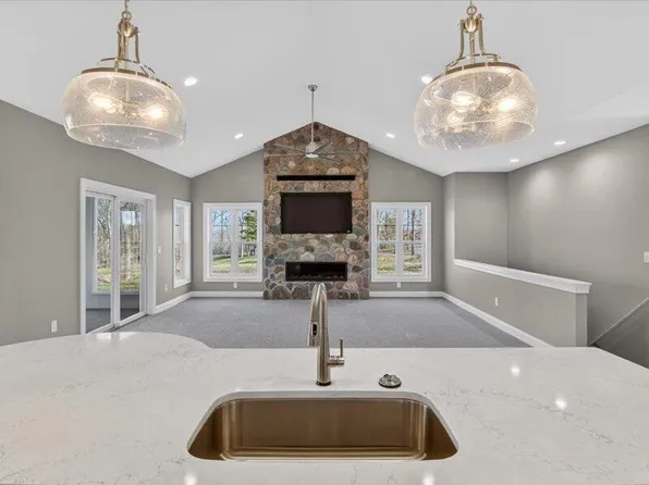 1132 Lochaven Cir, Hillsdale, MI 49242