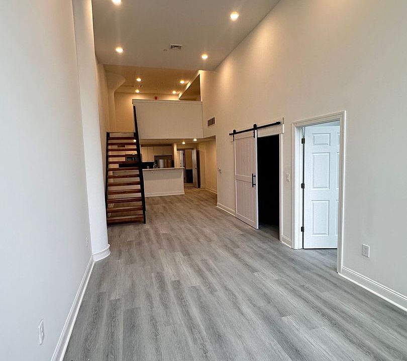 1st image of 901 Quarry St #109