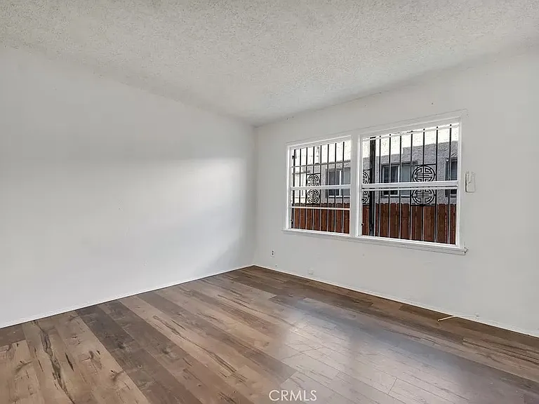 648 W 41st Dr — Photo 2