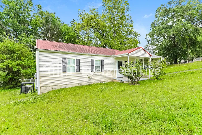 3 bed, 1.0 bath, 1230 sqft, $1,045 — Photo 2
