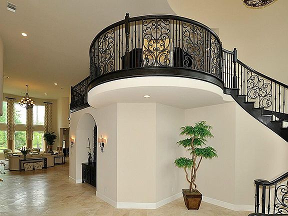 3rd image of 7 E Loftwood Cir
