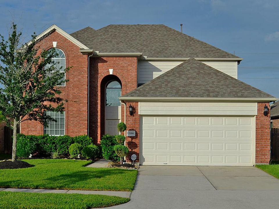 This a Pulte built home located on a quite Cul-de-sac Street.