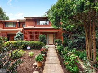 1665 Bachan Ct, Reston, VA 20190