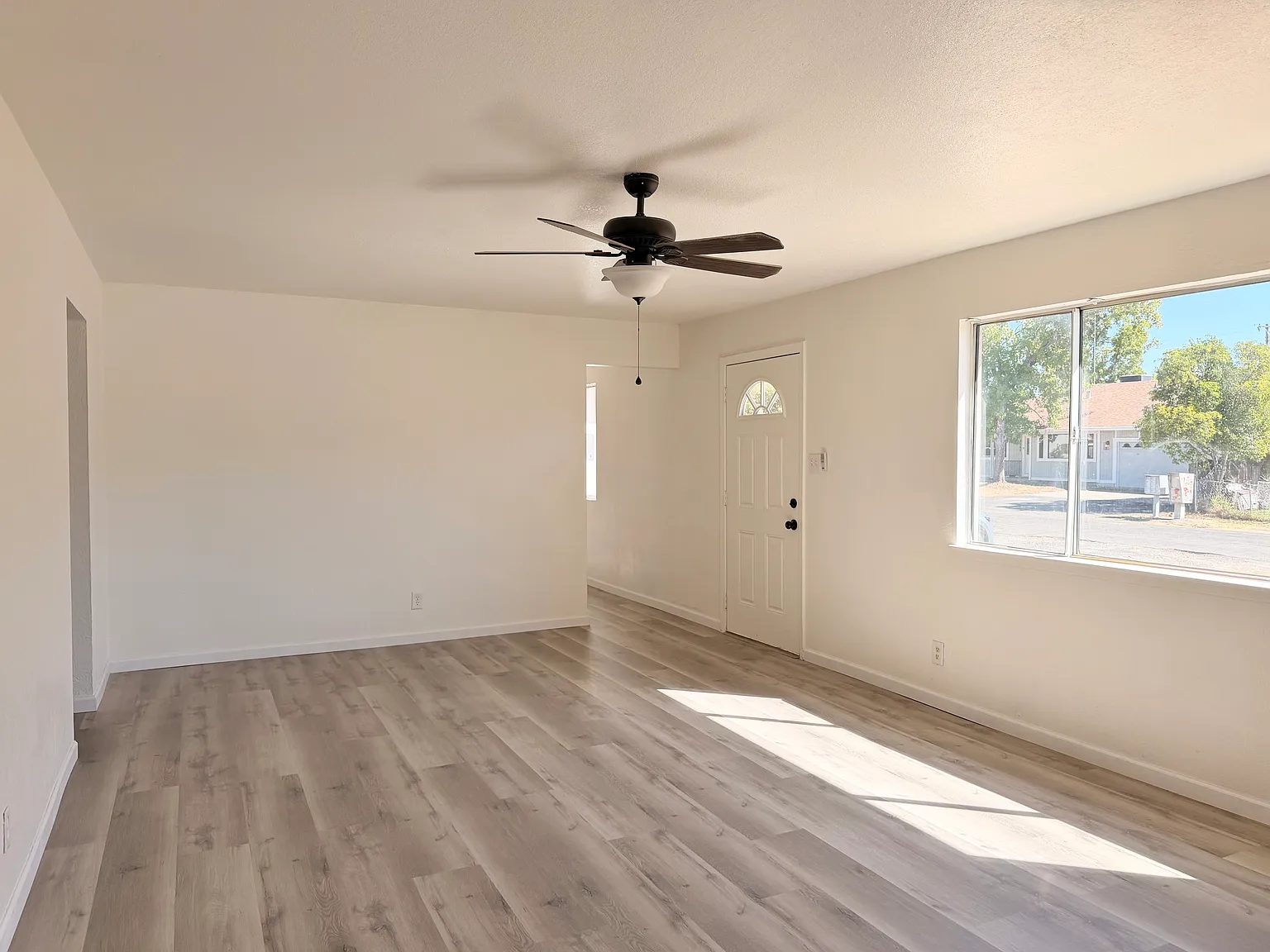 3 bed, 1055 sqft, $2,250 — Photo 2