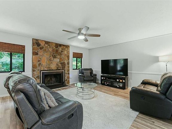 5th image of 2893 Torreya Way SE