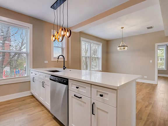 5th image of 3220 W Wellington Ave #2E
