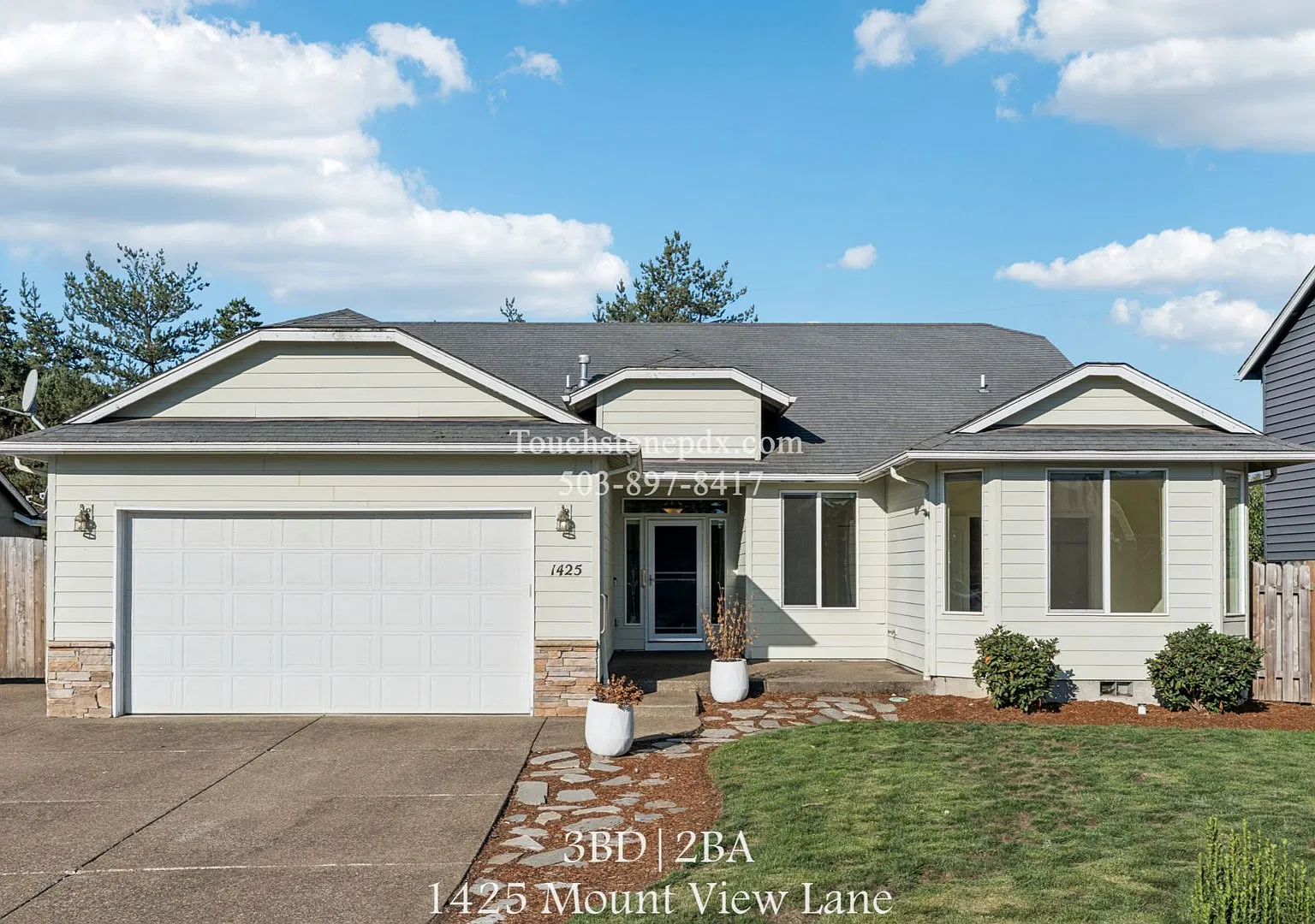Beautiful Spacious Molalla 3 BR 2 BA Home! — Photo 1