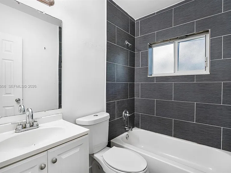 730 NE 128th St #7 — Photo 5