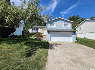 1519 W Queens Court Rd, Peoria, IL 61614