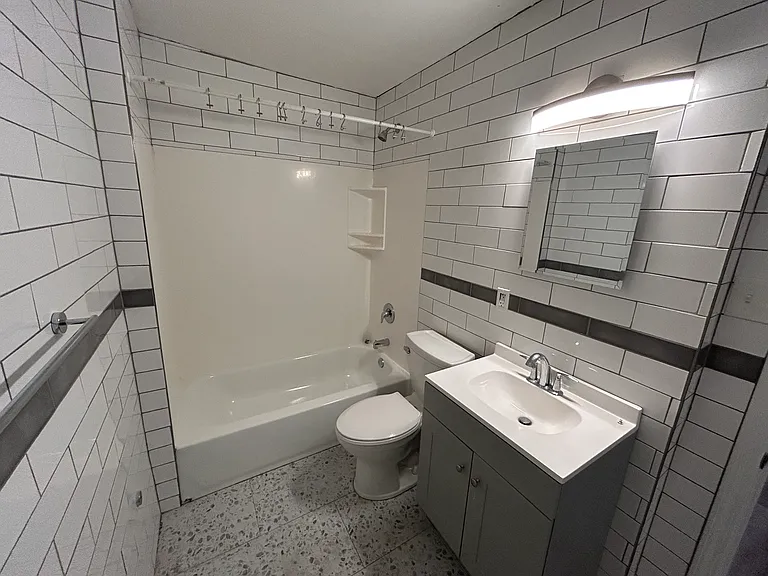 2356 McCausland Ave #6 — Photo 4