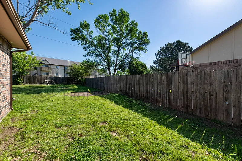 3 bed, 2.0 bath, 1850 sqft, $1,575 — Photo 3