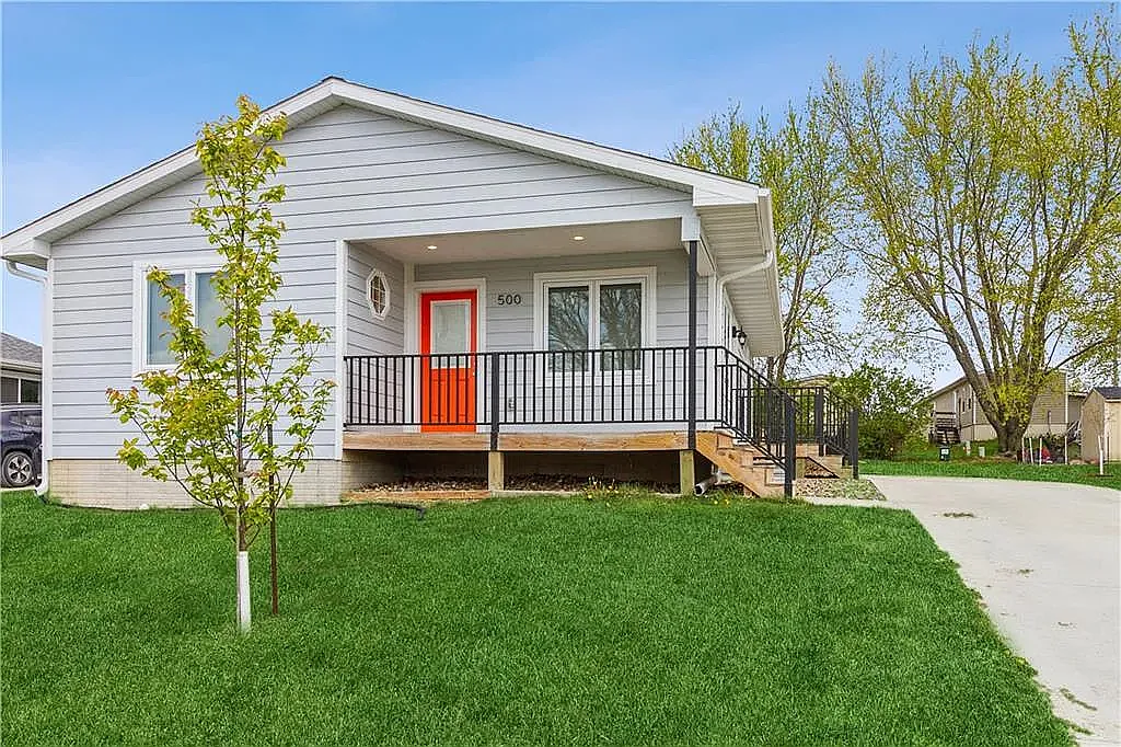 4 bed, 1960 sqft, $1,800 — Photo 1
