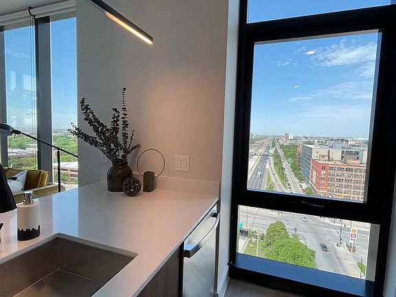 2nd image of 737 W Washington Blvd APT 1802