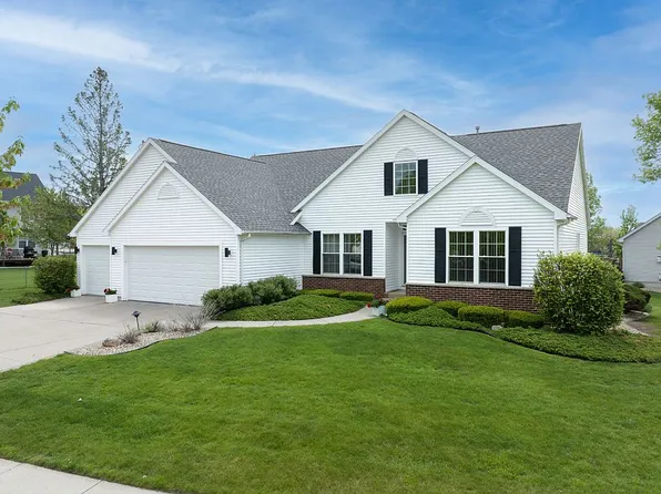 1840 Lyndhurst Dr, Hiawatha, IA 52233