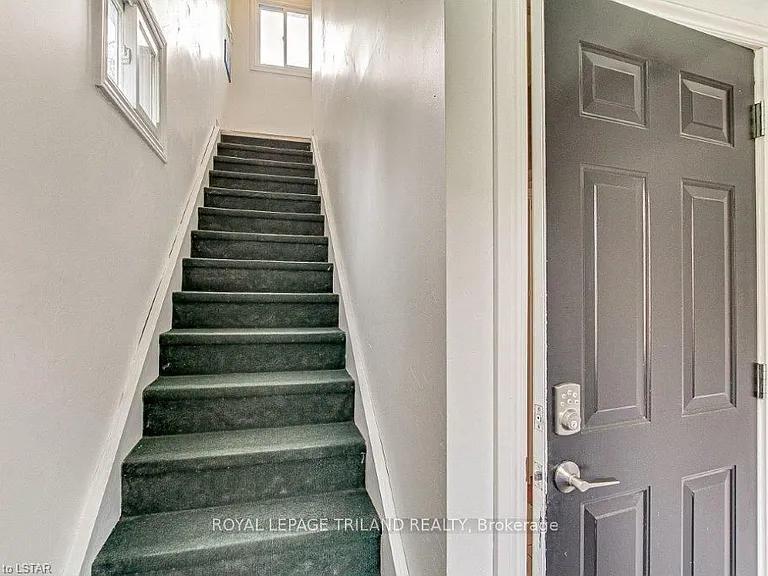 256 Edinburgh St #UPPER — Photo 5