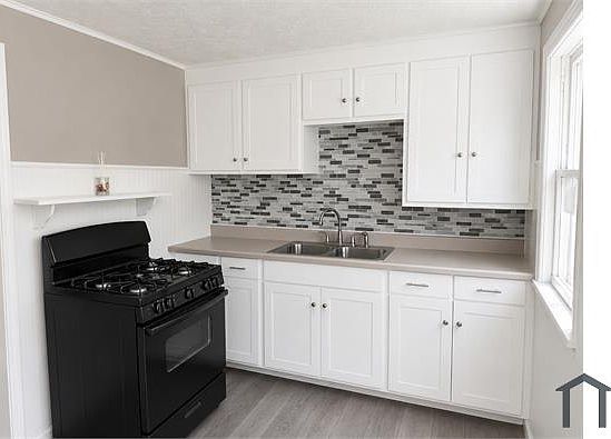4th image of 5713 South Blvd