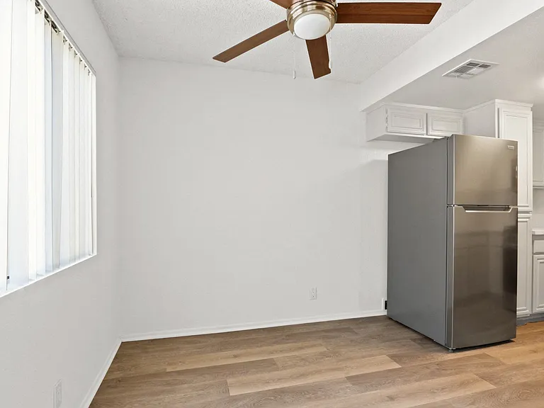 11325 Morrison St — Photo 43