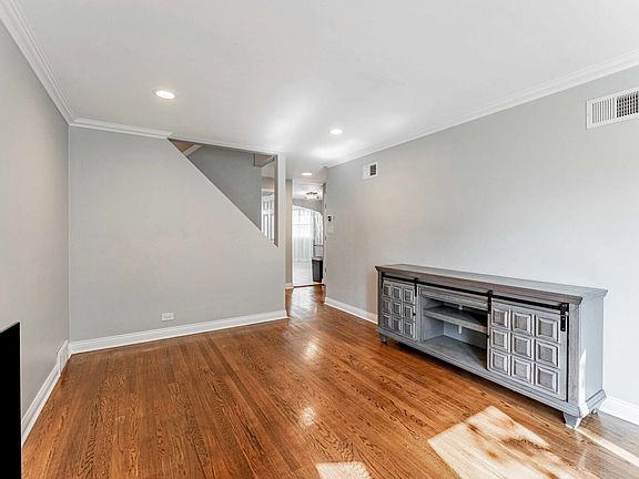 3rd image of 3238 N Nottingham Ave