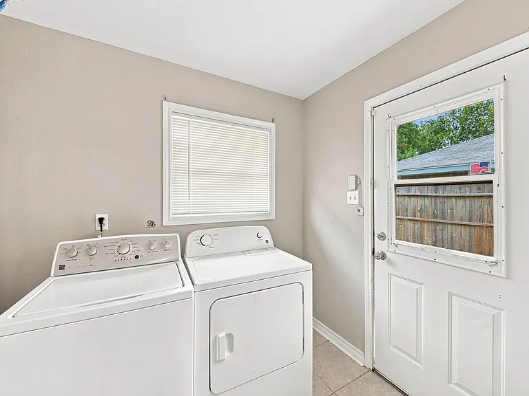 914 Martha St — Photo 14