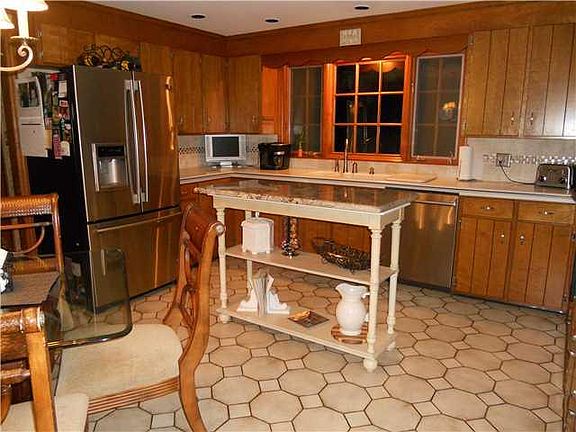 2nd image of 10051 Pineledge Dr W