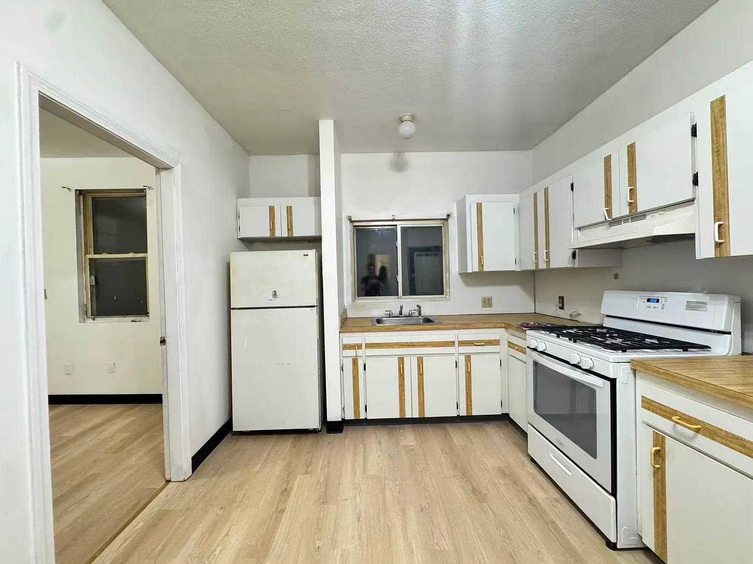 2 bed, 750 sqft, $2,500 — Photo 2