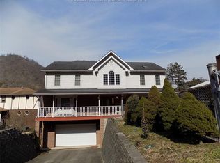 44 4th Ave, Montgomery, WV 25136