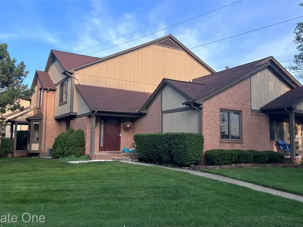 66 Meadow Wood Dr, Rochester, MI 48307