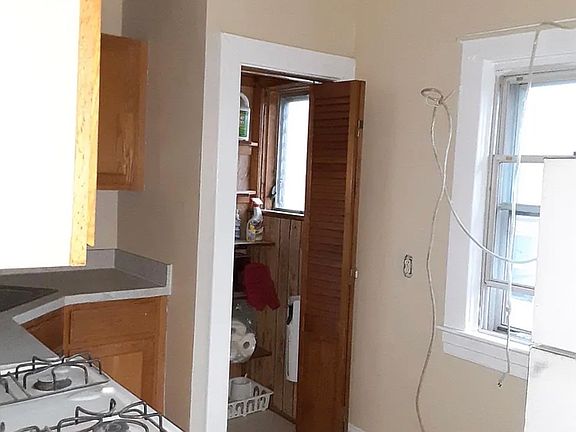 2nd image of 624 Plymouth Rd APT 1