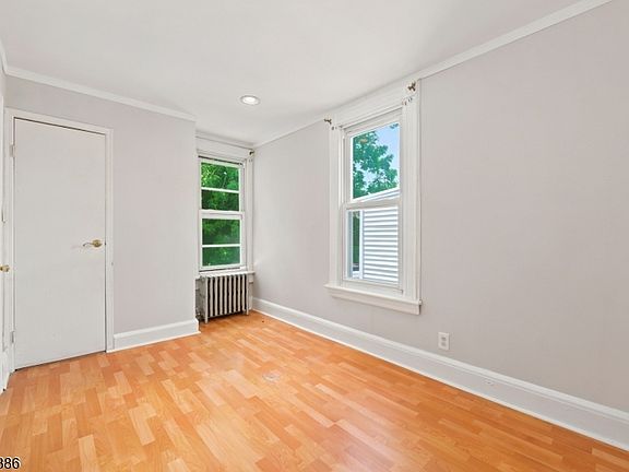 5th image of 604 Forest St