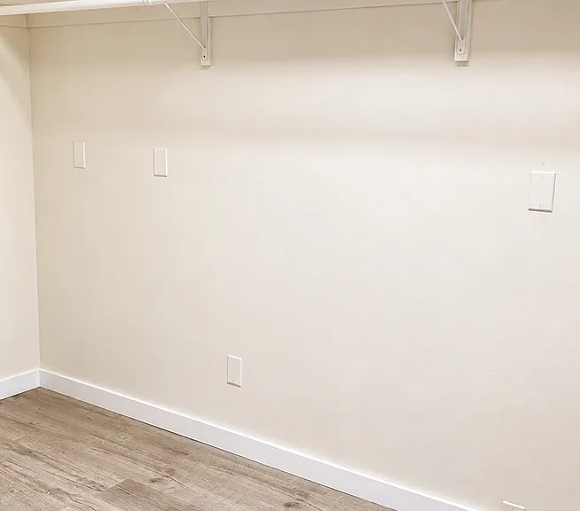 Charming Tudor-Style Apartments in Prime Sherman Oaks Location — Photo 10