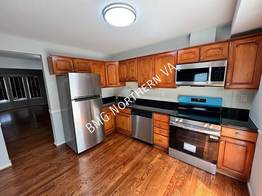 Newly Renovated 3 Bed 3.5 Bath End-Unit Townhome In Glen Cove — Photo 2
