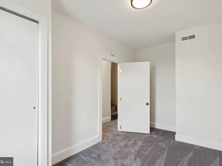 888 Queen St — Photo 16