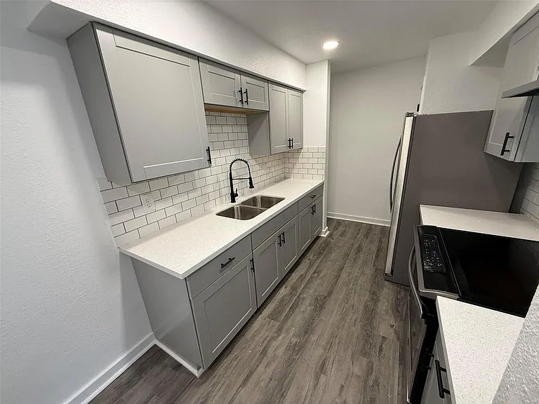 8034 Antoine Dr — Photo 3