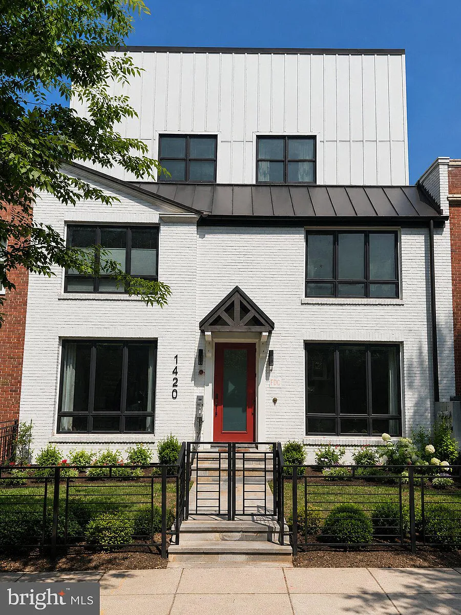 Building Photo - 1420 Staples St NE #1