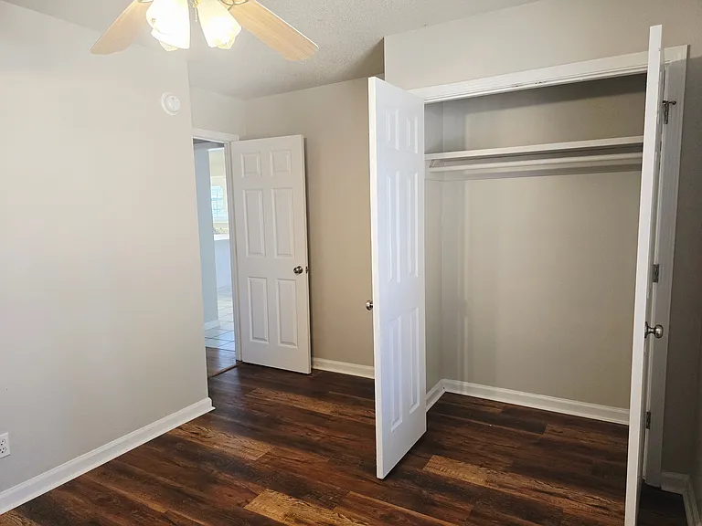 200 E Mell St — Photo 12