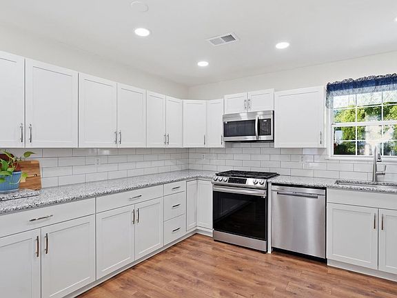 5th image of 5633 Roundtree Dr